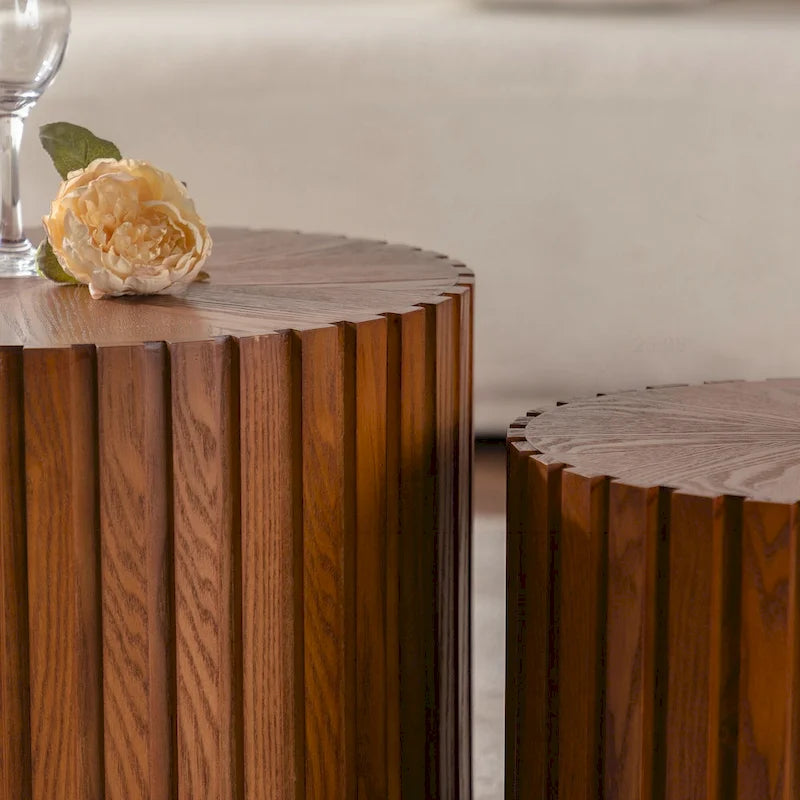 Table basse ronde noyer, Plateau MDF, Côtés sculptés en relief, 1 personne