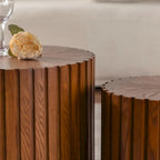 Table basse ronde noyer, Plateau MDF, Côtés sculptés en relief, 1 personne
